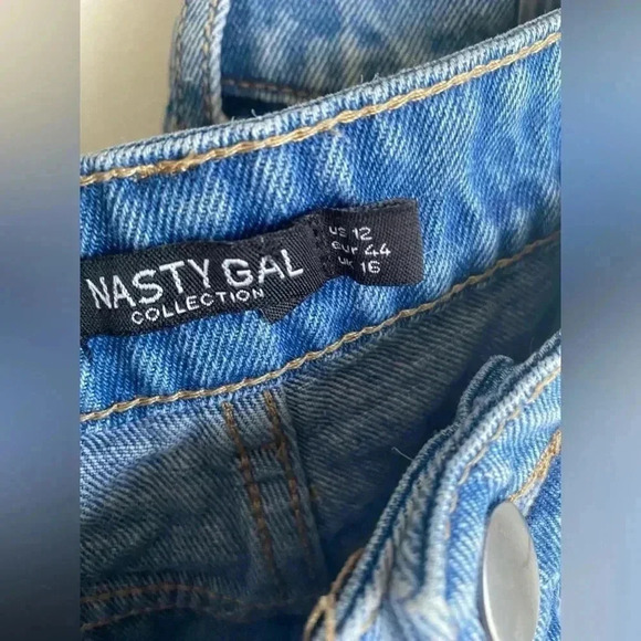 Nasty Gal Very Distressed High Rise Cropped Mom Jeans Medium Wash Size 12 - Picture 6 of 8